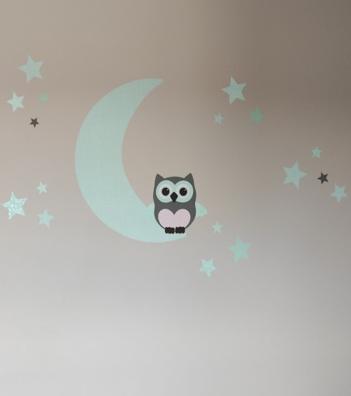 Behang sticker babykamer uiltje op maan en sterren grijs.