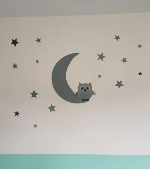 Behang sticker babykamer uiltje op maan en sterren grijs.