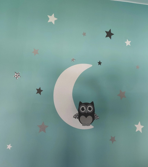 Behang sticker babykamer uiltje op maan en sterren grijs.