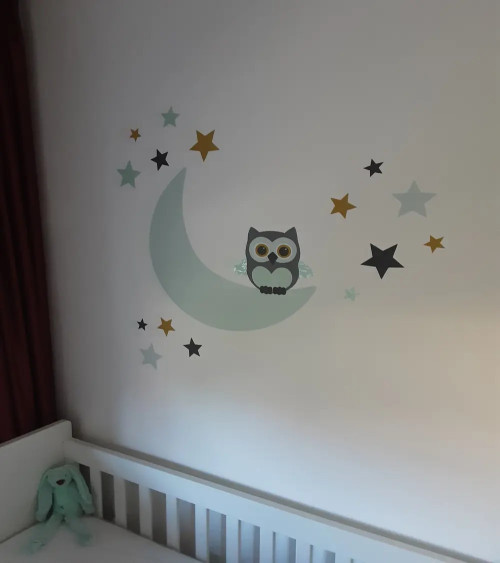 Behang sticker babykamer uiltje op maan en sterren grijs.
