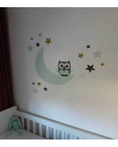 Behangsticker babykamer uil op de maan in oker geel en mintgroen.