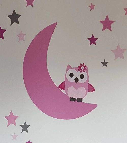 Behang sticker babykamer uiltje op maan en sterren grijs.