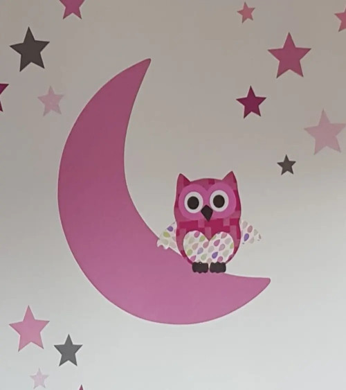 Behang sticker babykamer uiltje op maan en sterren grijs.