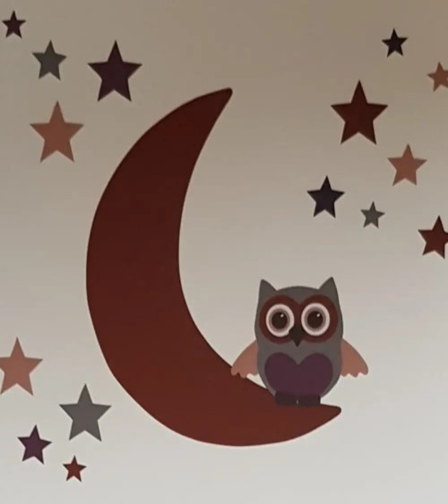 Behangsticker babykamer uiltje op de maan met sterren roest bruin.