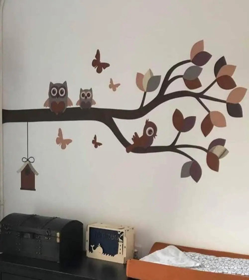 Behangsticker babykamer sierlijke tak met uiltjes roest bruin en terracotta.