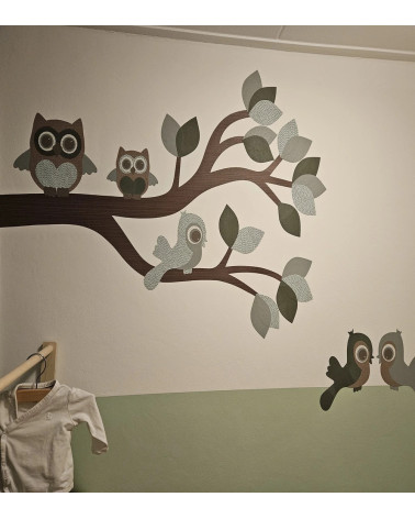 Behangsticker kinderkamer sierlijke uilentak in de kleuren oud groen en donker groen