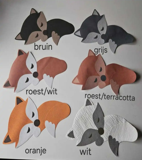 Behangsticker babykamer slapend vosje op de maan roest.