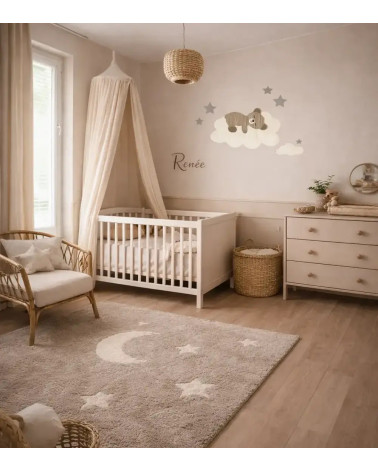 Behangsticker slapende teddybeer op de maan en sterren beige babykamer.