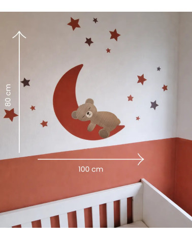 Slapende teddybeer op de maan behangsticker met afmetingen in roest rood.