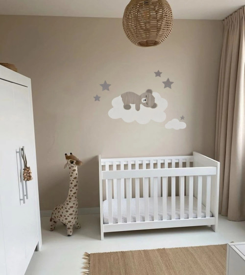 Behangsticker slapende teddybeer op de maan en sterren beige babykamer.