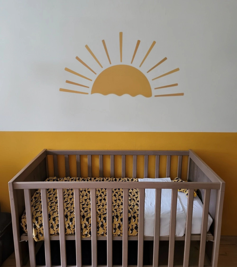 Okergele boho zon behangsticker babykamer.