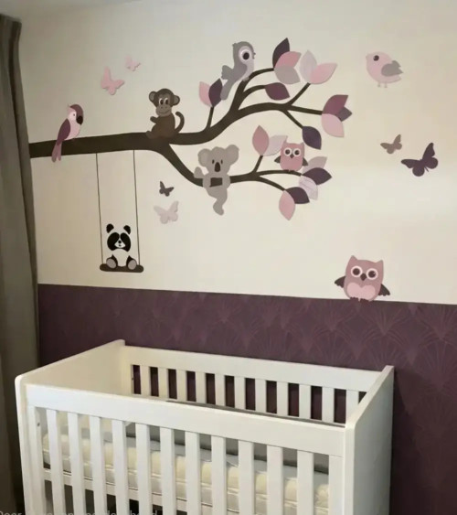 Behang muursticker meisjes babykamer of kinderkamer tak met schattige dieren in de kleuren paars, lila en oud roze.