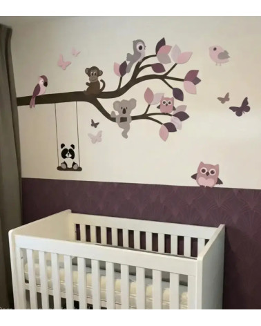 Muursticker tak met lieve diertjes in paars lila en roze kleurtinten voor de meisjekamer.