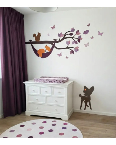 Behang muursticker babykamer en kinderkamer met een slapend vosje in een aubergine paarse hangmat.