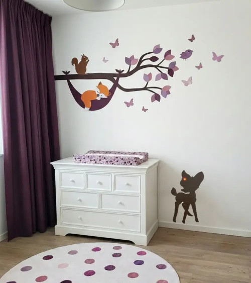 Behang sticker hertje bambi in een lila paarse meisjeskamer.