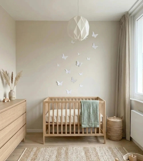 Witte 3d vlinders in een neutrale japandi babykamer.
