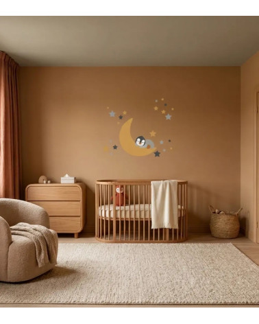 Behangsticker slapende pinguïn op de maan in een honing karamel kleurige babykamer.