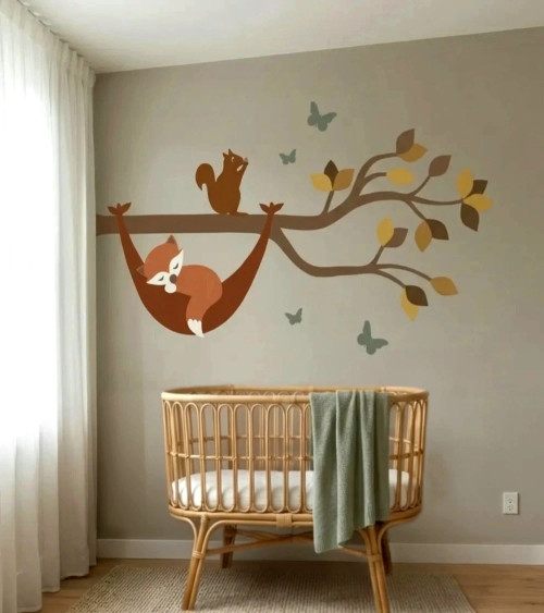 Behangsticker babykamer tak met bosdieren en een slapend vosje in een hangmat in aardetinten.