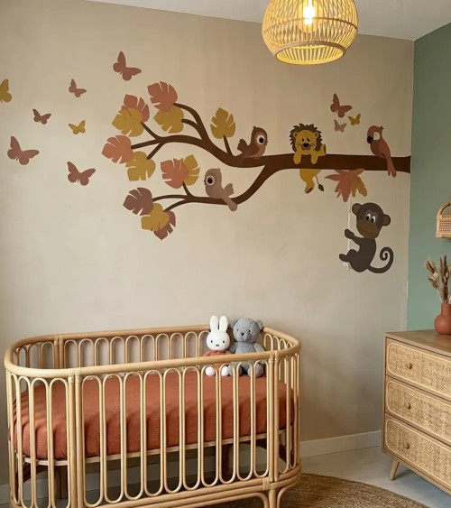 Behangsticker babykamer jungletak met jungledieren in aardetinten.