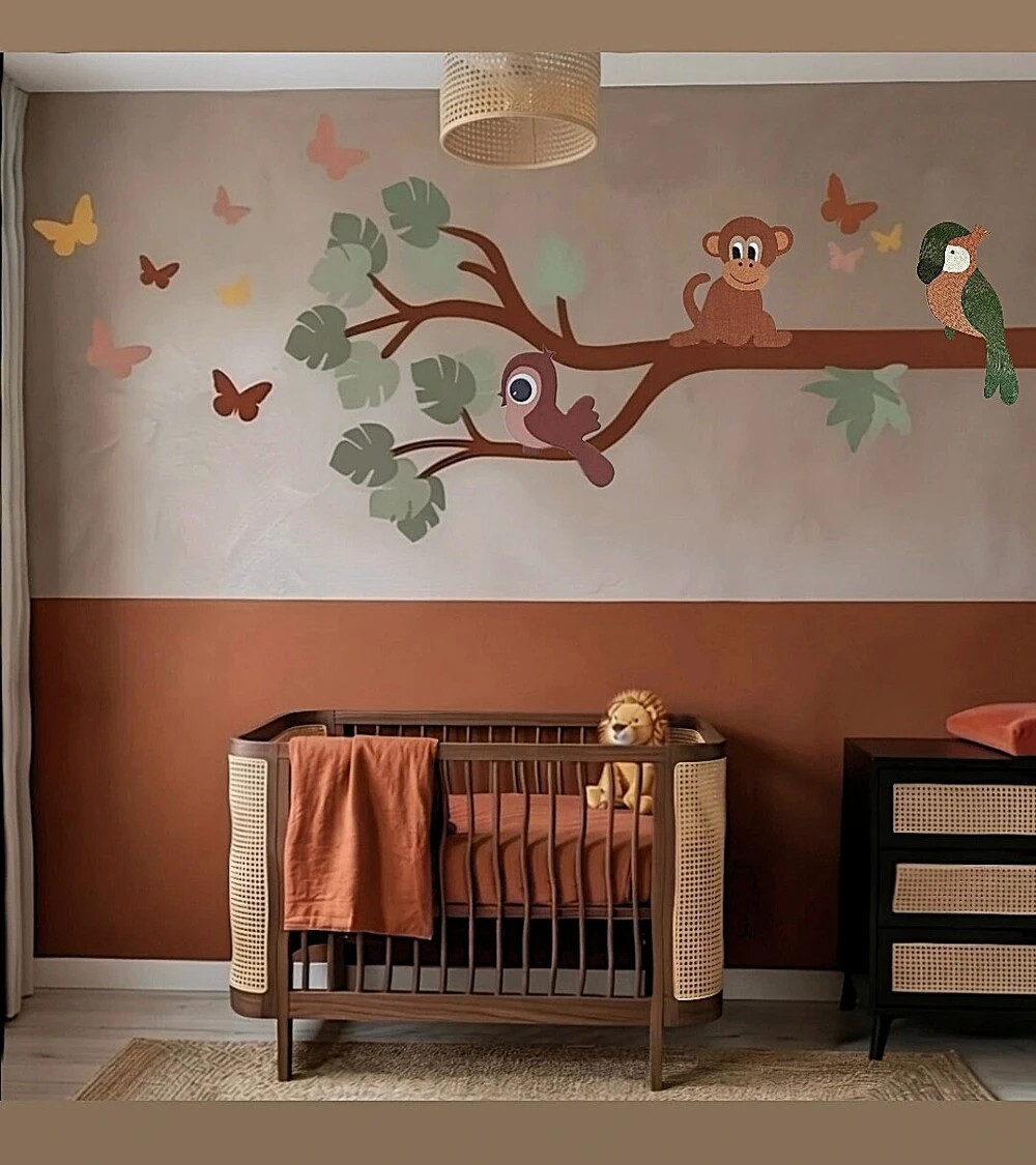Behangsticker kinderkamer jungletak met jungledieren in aardetinten en grounding kleuren.