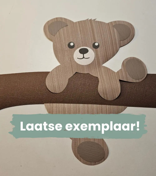 Laatse exemplaar hangende teddybeer behangsticker.