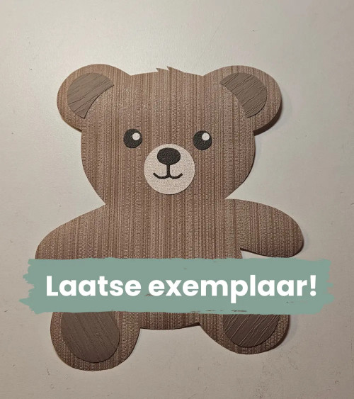 Laatste exemplaar zittende teddybeer behangsticker.