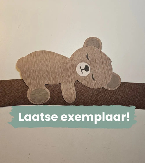 Laatste exemplaar slapende teddybeer behangsticker.