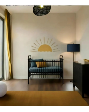 Okergele en donkerblauwe babykamer met een boho zon behangsticker.
