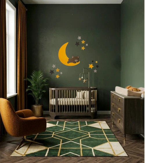Behangsticker slapende teddybeer op een okergele maan in een luxe donkergroene babykamer.