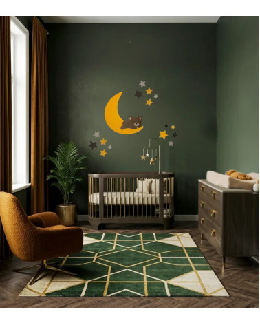 Behangsticker slapende teddybeer op een okergele maan in een luxe donkergroene babykamer.