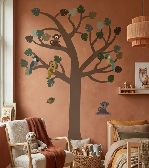 Behangsticker jungle boom in een terracotta kinderkamer.
