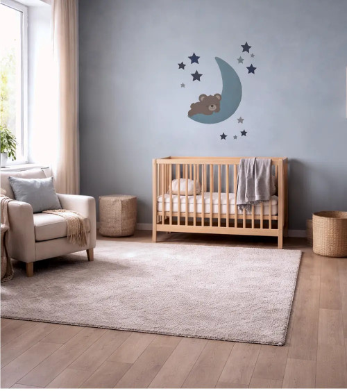 Behangsticker babykamer slapende teddybeer op de maan lichtblauw.