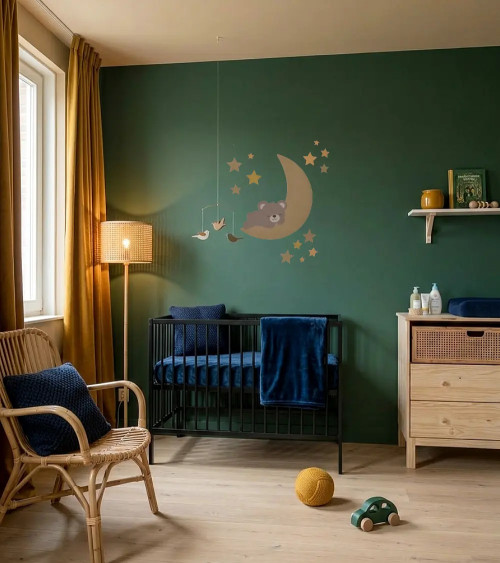 Behang sticker slapend teddybeertje op een maan in goud met sterren, groene babykamer.