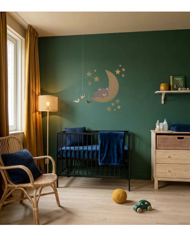 Behang sticker slapend teddybeertje op een maan in goud met sterren, groene babykamer.
