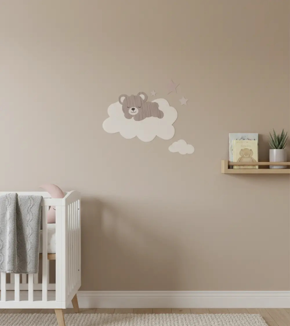 Muursticker van behang met een slapende teddybeer op een wolkje in een beige babykamer.
