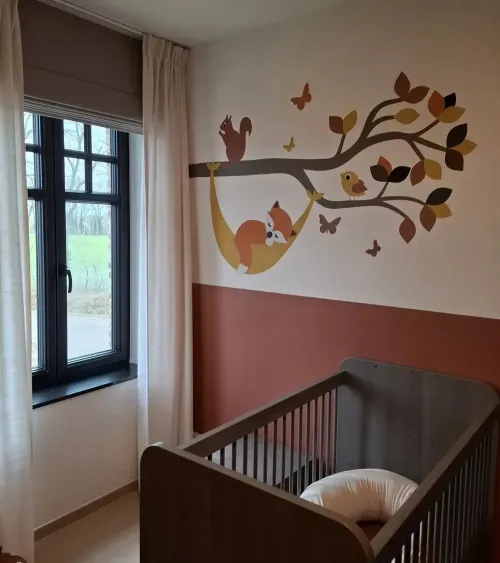 Behangsticker babykamer tak met vosje in hangmat in roest, oranje, oker aardetinten.