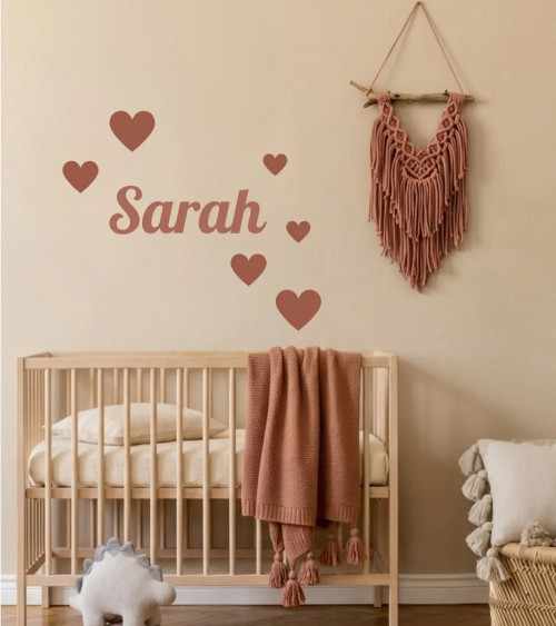 Sierlijke naamletters stickers babykamer roest en terracotta.