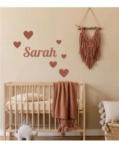 Sierlijke naamletters stickers babykamer roest en terracotta.