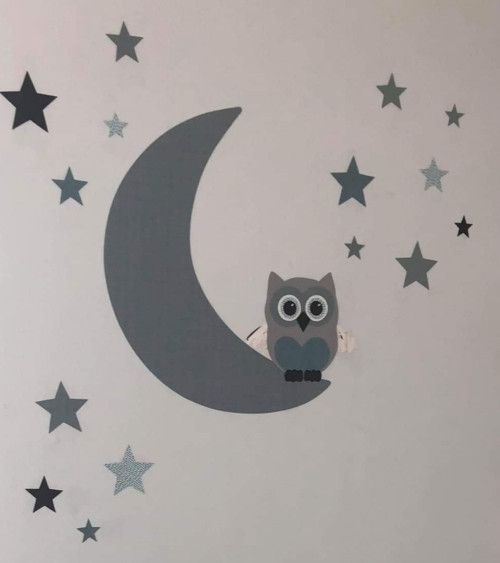 Muurdecoratie babykamer uiltje op de maan met sterren in oudgroen, grijs groen.