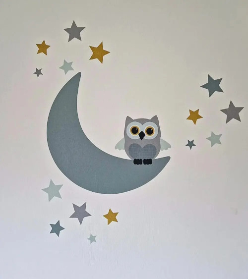 Behang muursticker babykamer uil op de maan mintgroen, oud groen en okergeel.