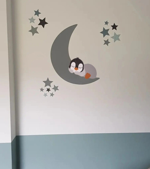 Behangsticker babykamer pinguïn op de maan oud groen en grijs.