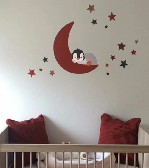 Behangsticker babykamer pinguïn op de maan in bordeauxrood.