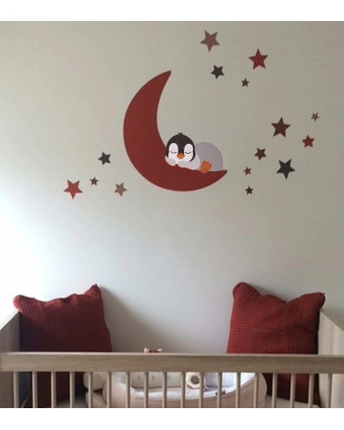 Behangsticker babykamer pinguïn op de maan in bordeauxrood.