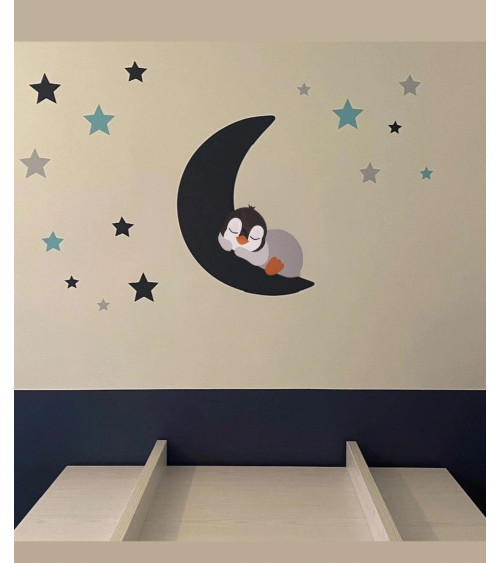 Behangsticker jongens babykamer pinguïn op de maan met sterren in licht- en donkerblauw.