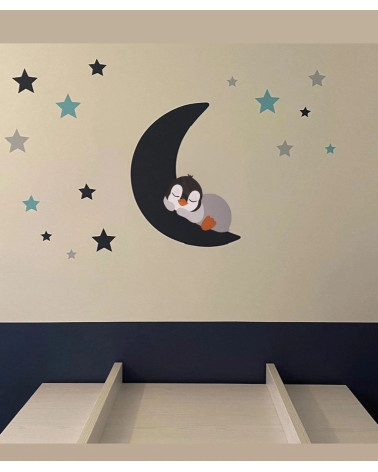 Behangsticker jongens babykamer pinguïn op de maan met sterren in licht- en donkerblauw.