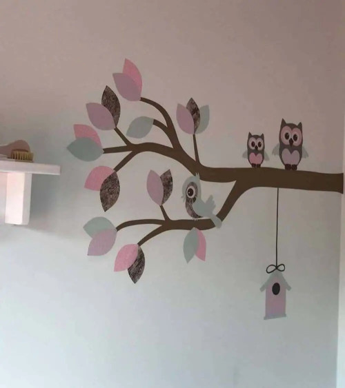 Roze en mintgroene sierlijke uilentak, behangsticker meisjeskamer.