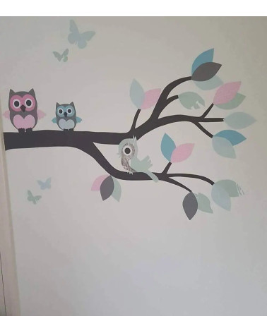 Behangsticker meisjeskamer sierlijke uilentak in roze, mintgroen en lichtblauw.