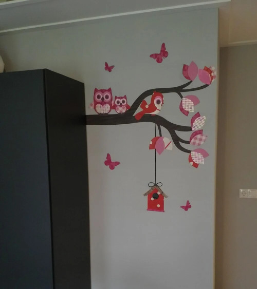 Behangsticker meisjeskamer sierlijke uilentak in fel roze en rood.