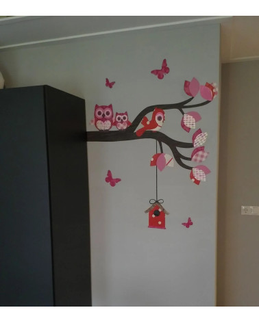 Behangsticker meisjeskamer sierlijke uilentak in fel roze en rood.