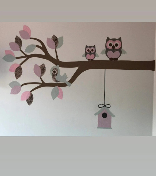 Behangsticker meisjeskamer sierlijke tak met uilen in roze, lila en mintgroen.